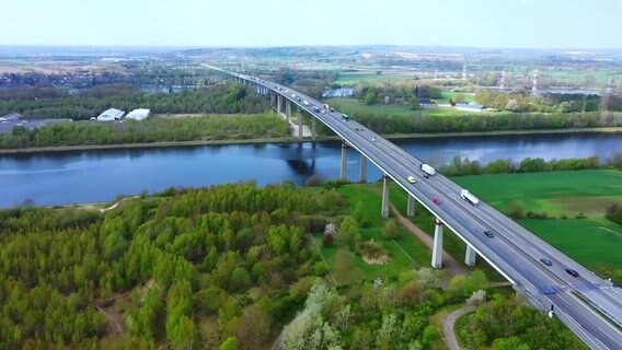 Die von Autos befahrene Rader Hochbrücke aus der Vogelperspektive. © NDR 