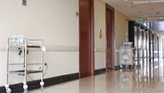 Der Flur in einem Krankenhaus © IMAGO / YAY Images Foto: IMAGO / YAY Images