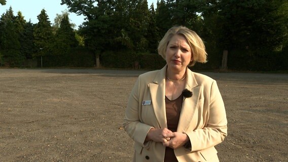 Eine Frau blickt in die Kamera und gibt ein Interview, es ist Birgit Schmidt-Harder, die Pressesprecherin der Stadt Pinneberg. © NDR Foto: NDR Screenshots