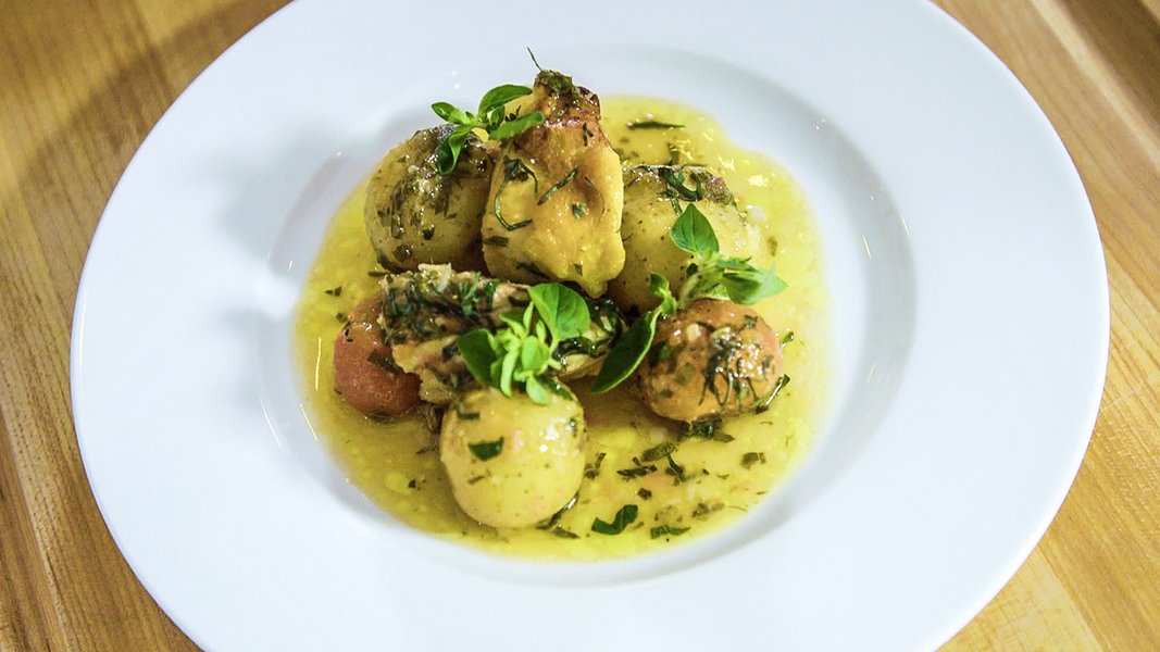 Hähnchenkeulen mit Kartoffeln und Tomaten | NDR.de - Ratgeber - Kochen ...