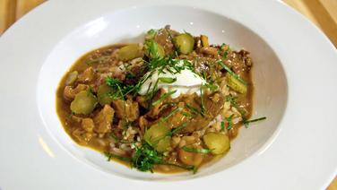 Pfifferling-Rinderfilet-Ragout auf einem Teller angerichtet. © NDR 