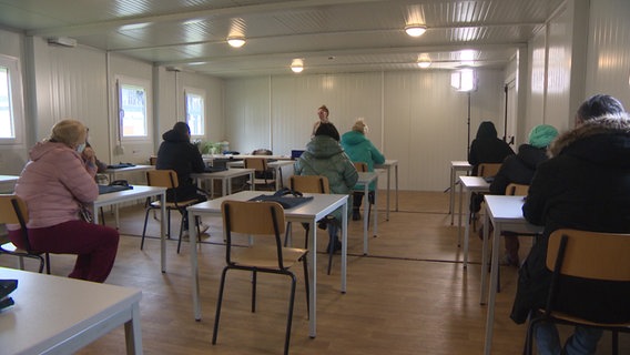 Ukraine-Flüchtlinge sitzen in einem Raum bei einem VHS-Kurs in der Landesunterkunft Bad Segeberg. © NDR 