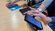 Senioren lernen den Umgang mit einem Smartphone. © NDR Foto: Andrea Schmidt