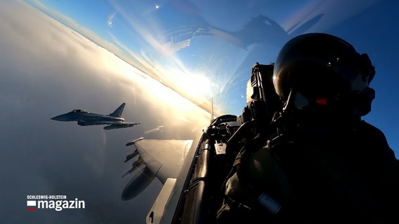 Ein Pilot sitzt in einem Kampfjet, ein weiterer fliegt neben ihm. © NDR Foto: NDR