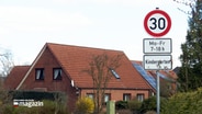 Ein Straßenschild einer Tempo-30-Zone bei einem Kindergarten in Großensee. © NDR Foto: NDR