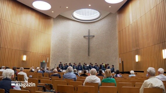 In einer Kirche gibt ein Shanty-Chor ein Konzert © NDR Foto: NDR Screenshots