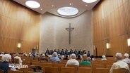 In einer Kirche gibt ein Shanty-Chor ein Konzert © NDR Foto: NDR Screenshots