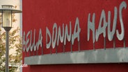 Der Schriftzug des "Bella Donna Haus" in Bad Oldesloe hängt an einer Hauswand © NDR Foto: NDR Screenshots