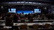 Auf einem CDU-Parteitag applaudieren die Parteimitglieder der Wiederwahl von Daniel Günther zum Landesvorsitzenden. © NDR Foto: NDR Screenshots