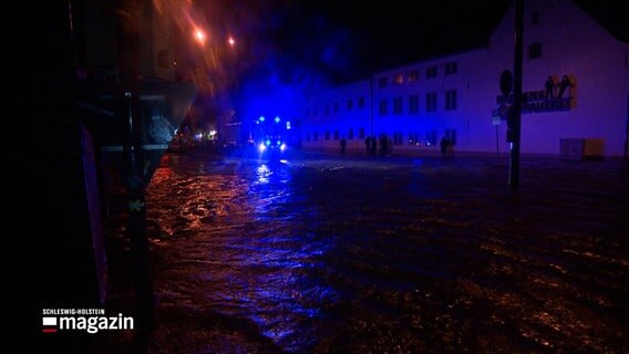Ein Feuerwehrfahrzeug steht im Flutwasser in Flensburg. © NDR Foto: NDR Screenshots