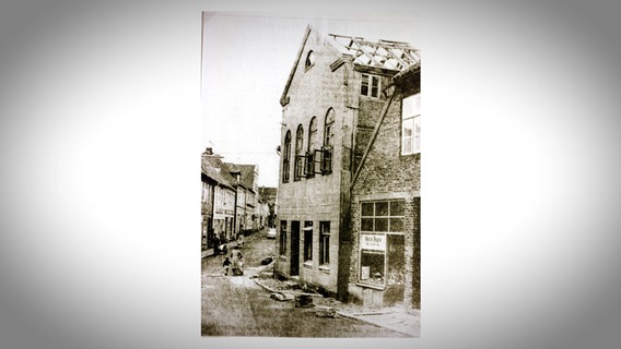 Ein schwarz-weißes Foto der alten Fassade. © NDR 