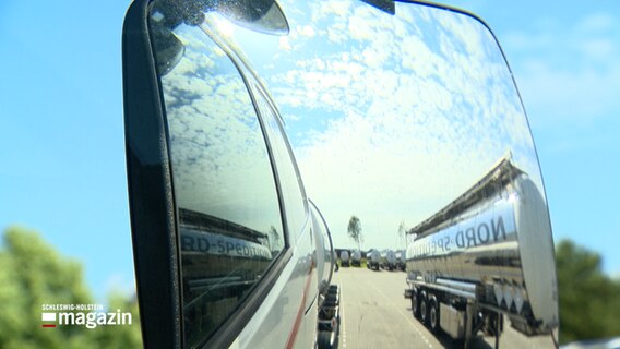 In einem Rückspiegel spiegelt sich ein Lkw. © NDR 