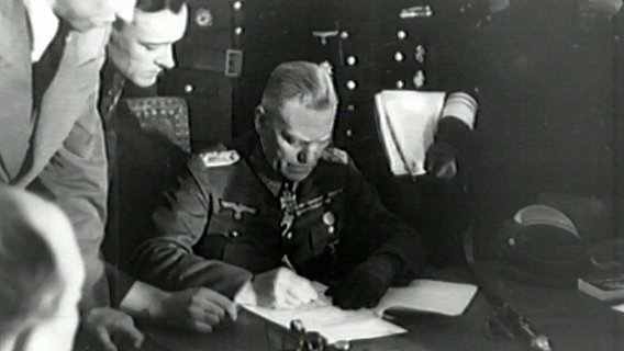Unterzeichnung der Kapitulation der Wehrmacht vor den Alliierten. © NDR 