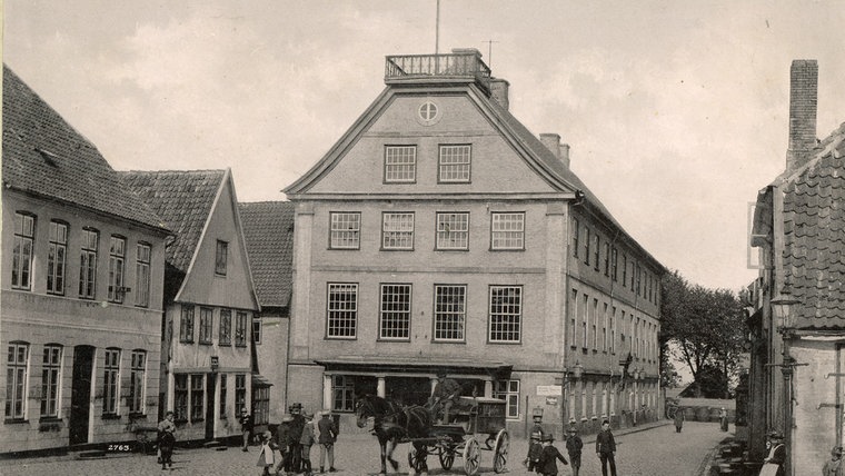 Ein historisches Foto des Rathauses in Schleswig. © Stadtarchiv Schleswig