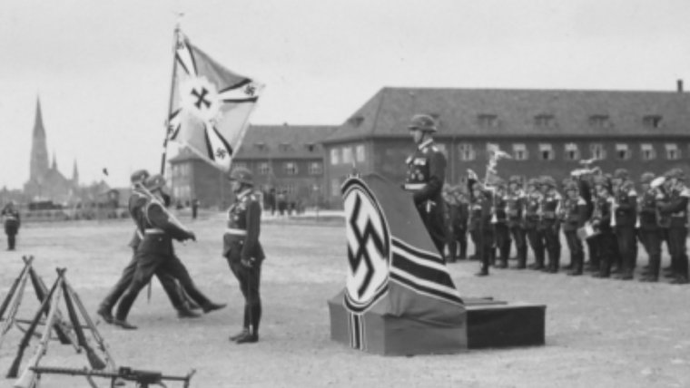 Ein historisches Foto einer nationalsozialistischen Kundgebung in Schleswig. © Sönke Hansen / alte-schleihalle.de