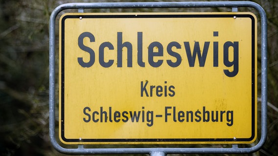 Das Ortsschild von Schleswig aus dem Kreis Schleswig-Flensburg. © picture alliance / dpa Foto: Markus Scholz