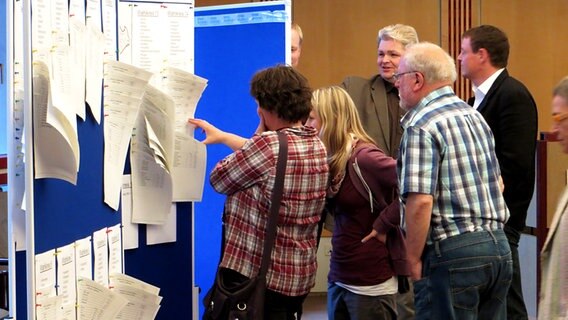 Zahlreiche Wähler studieren Listen mit Wahlergebnissen im Kreishaus in Schleswig © NDR Foto: Peer-Axel Kroeske