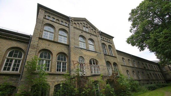 Ein Gebäude des ehemaligen Landeskrankenhauses Schleswig-Stadtfeld. © NDR Foto: Berit Ladewig