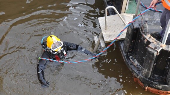 Taucher Nils Marenke nach seinem Einsatz an der Schleusenanlage Nordfeld © NDR Foto: Peter Bartelt