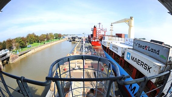 Zwei Containerschiffe liegen in der Schleuse am Nord-Ostsee-Kanal in Brunsbüttel. © dpa - Bildfunk Foto: Marcus Brandt