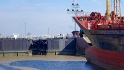 Das beschädigte Schiff liegt vor der deformierten Schleuse. © NDR Fotograf: Hauke Bülow