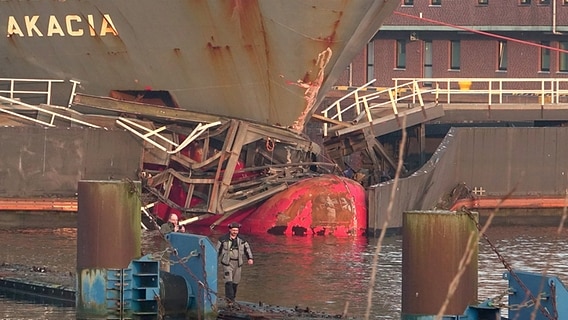 Das Schiff Akacia hat das Schleusentor in Kiel-Holtenau durchbrochen. © dpa-Bildfunk Foto: Daniel Friederichs/dpa
