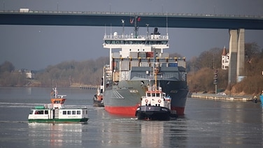 Das Schiff Akacia wird von einem Schlepper gezogen. © NDR Fotograf: Tobias Gellert