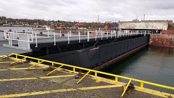 Das kaputte Schleusentor in Kiel-Holtenau. © NDR Foto: Kai Peuckert