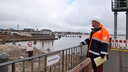 Der Leiter der Projektgruppe NOK Schleusen Fritz Peter Eißfeldt sieht sich die Aktivitäten auf der Wasserbaustelle an © NDR Fotograf: Peter Bartelt