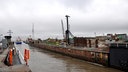 Ein Schiff fährt in die Schleuse des NOK in Brunsbüttel © NDR Fotograf: Peter Bartelt