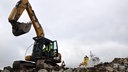 Ein Bagger agiert auf der größten Wasserbaustelle Deutschlands bei Brunsbüttel © NDR Fotograf: Peter Bartelt