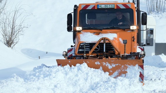 Ein Schneepflug räumt eine Straße im Stadthafen. © dpa-Bildfunk 