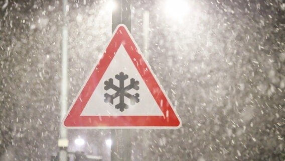 Ein Verkehrszeichen mit schwarzer Flocke im Schnee. © Sebastian Iwersen Foto: Sebastian Iwersen