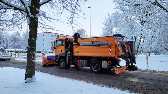 Schneeräumfahrzeug auf einer Straße © NDR Foto: Kai Peuckert