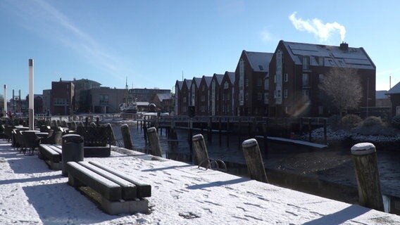 Der schneebedeckte Hafen in Husum. © NDR 