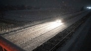 Ein Auto im dichten Schneetreiben auf der Autobahn. © Sebastian Iwersen/Nordpresse Foto: Sebastian Iwersen