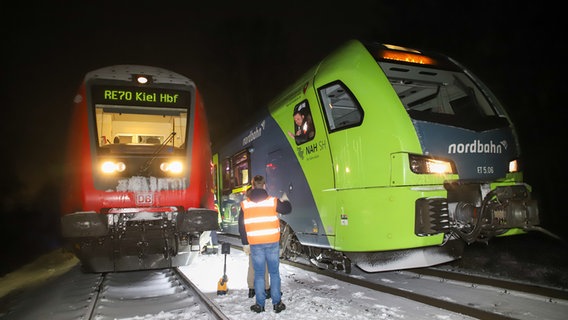 Zwei Regionalzüge stehen im Schnee nebeneinander auf den Gleisen. © Westküste-News Foto: Westküste-News