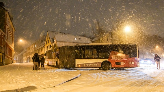Ein Bus, welcher auf eine Schnee bedeckten Straße ins Rutschen kam. © Nordpresse Foto: Sebastian Iwersen