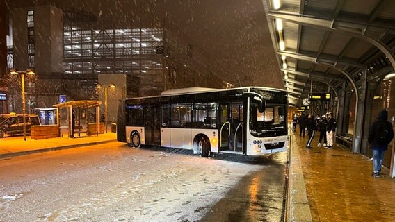 Ein Bus im Busbahnhof von Flensburg, welcher durch die glatten Straßen quer steht. © Nordpresse Foto: Sebastian Iwersen