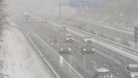 Autos fahren in dichtem Schneetreiben über die Autobahn. © NDR/Daniel Friederichs Foto: Daniel Friederichs