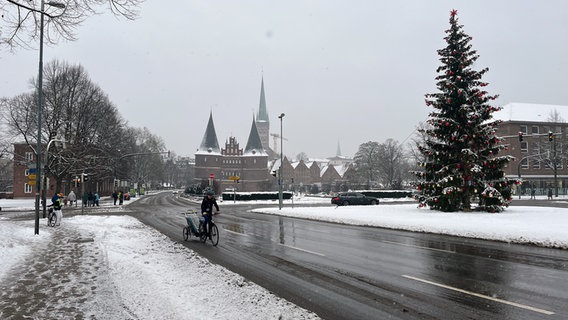 Holstentor in Lübeck im Schnee. © NDR Foto: Balthasar Hümbs