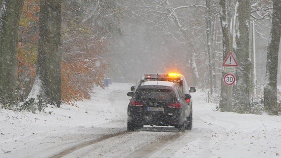 Ein Pannenhilfefahrzeug schleppt ein Auto im Schnee ab.  © NDR Foto: Daniel Friederichs