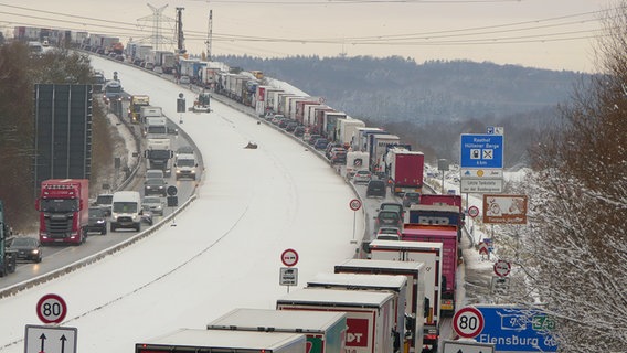 Bei Schneefall bildet sich auf der Rader Hochbrücke in Richtung Hamburg ein Stau.  © NDR Foto: Daniel Friederichs