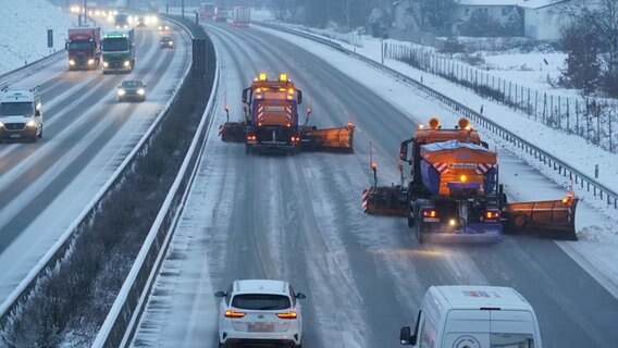 Auf der A7 bei Kaltenkirchen sind am Dienstagmorgen Räumfahrzeuge im Einsatz © Daniel Friedrichs Foto: Daniel Friedrichs