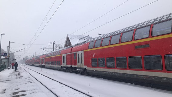 Ein Zug steht am Bahnhof Bordesholm. © NDR Foto: Julia Jänisch