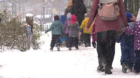 Eine Kindergartengruppe spazierte über eine verschneite Straße in Norderstedt. © NDR 