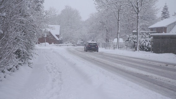Eine verschneite Straße in Bordelum. © NDR 
