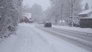Eine verschneite Straße in Bordelum. © NDR 