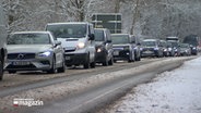 Fahrzeuge stehen im Stau. © NDR 