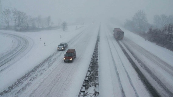 Die verschneite Autobahn 7 bei Büdelsdorf.  Foto: Daniel Friederichs